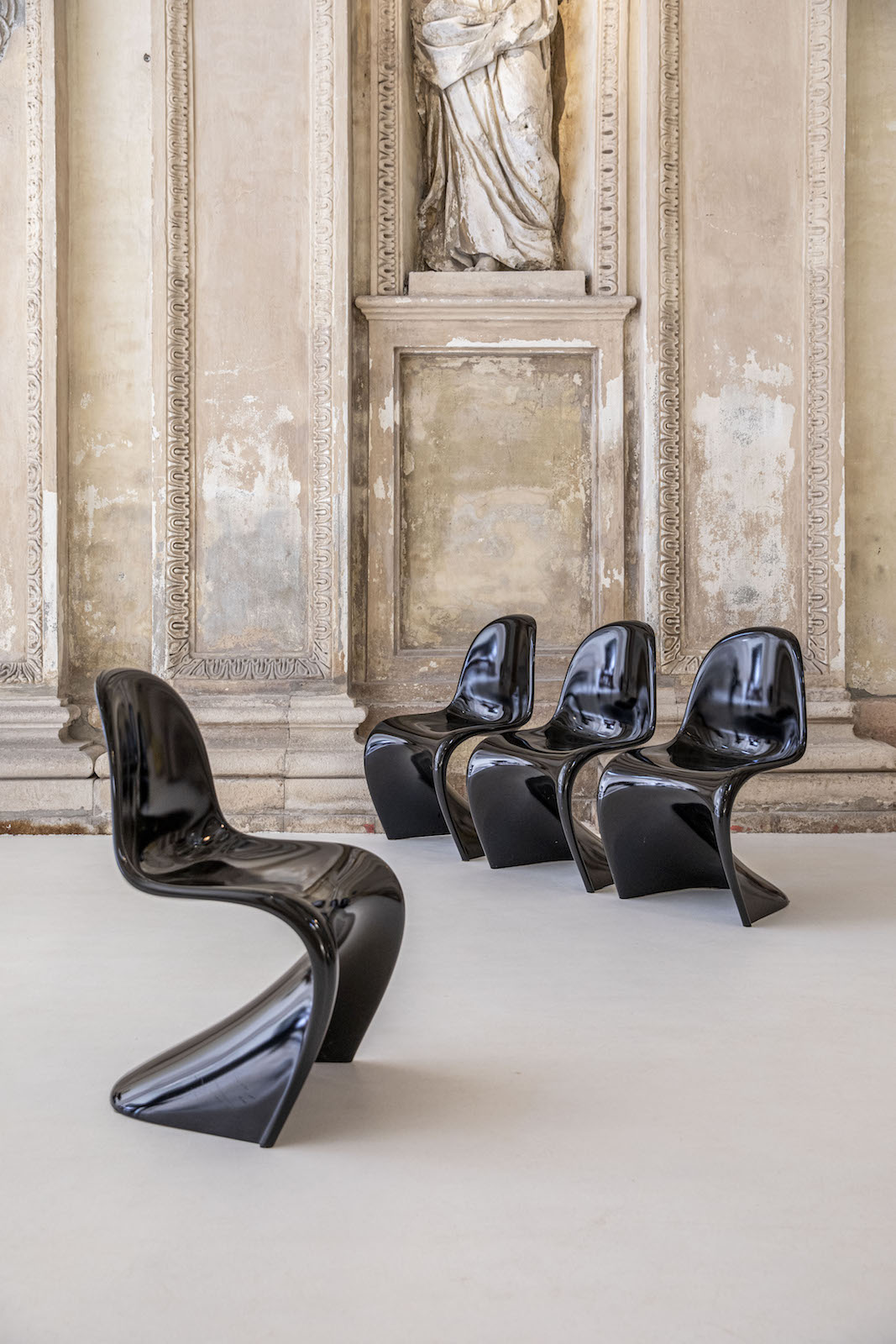 Four_Chairs_Verner_Panton_-_Anni_70_-1