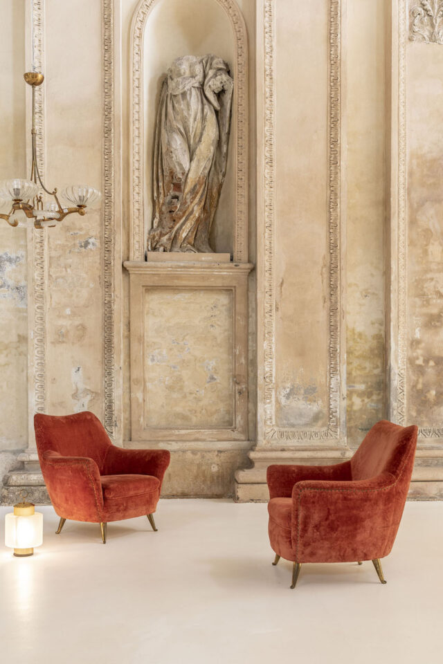 pair_armchairs_isa_1